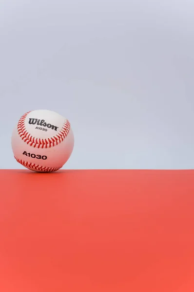 Inverigo Italia Dic 2021 Palla Baseball Isolata Sfondo Rosso Con — Foto Stock