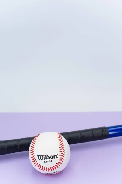 Inverigo Italien Dec 2021 Isolerad Baseball Boll Lila Bakgrund Med — Stockfoto