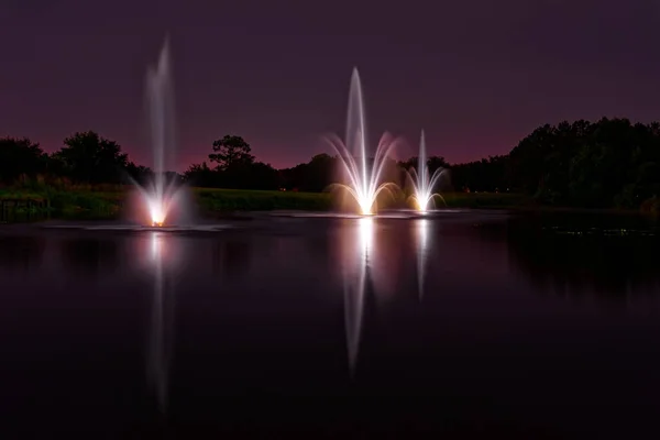 Панорамный Снимок Прибрежного Парка Фонтанами Ночью — стоковое фото