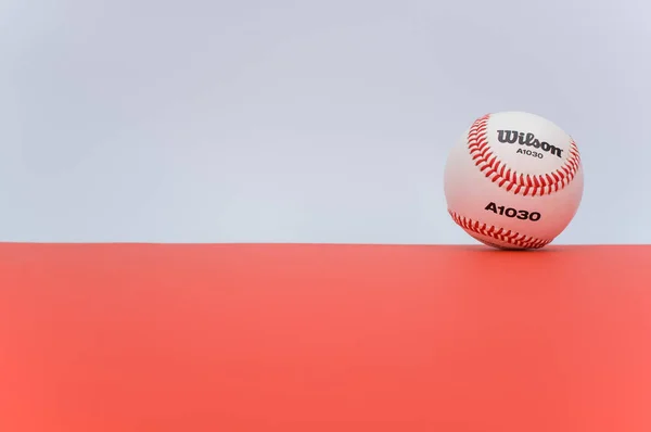 Inverigo Włochy Grudnia 2021 Odizolowana Piłka Baseballowa Czerwonym Tle Przestrzenią — Zdjęcie stockowe