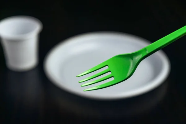 Plasten Engångs Gafflar Plattor Glas Svart Bakgrund Picknick Set — Stockfoto