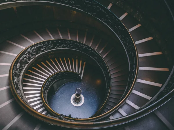 Egy Gyönyörű Hosszú Spirális Lépcsőház — Stock Fotó
