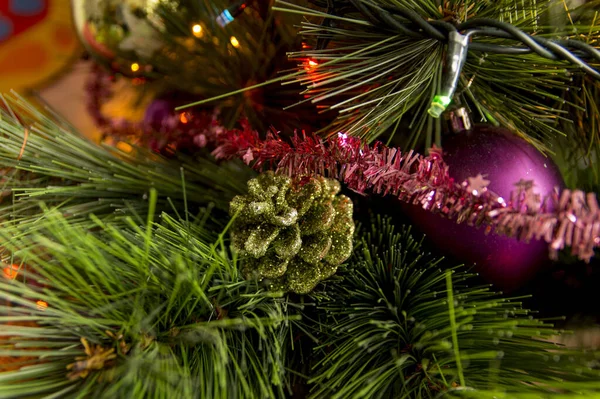 Eine Nahaufnahme Des Weihnachtsbaums Mit Bunten Dekorationen Darauf — Stockfoto