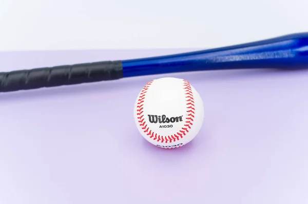 Inverigo Italien Dec 2021 Isolerad Baseball Boll Och Bat Lila — Stockfoto