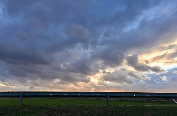 Beautiful View Cloudy Sunset Sky Green Landscape — Stock Photo, Image