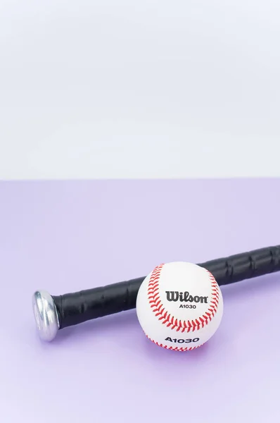 Inverigo Italien Dec 2021 Isolerad Baseball Boll Och Bat Lila — Stockfoto