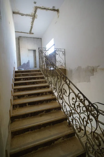 Бетонная Лестница Металлическими Поручнями Внутри Здания — стоковое фото