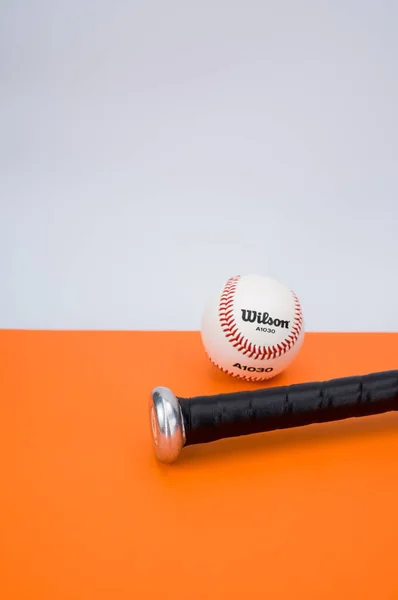 Inverigo Italien Dec 2021 Isolerad Baseball Boll Och Bat Orange — Stockfoto