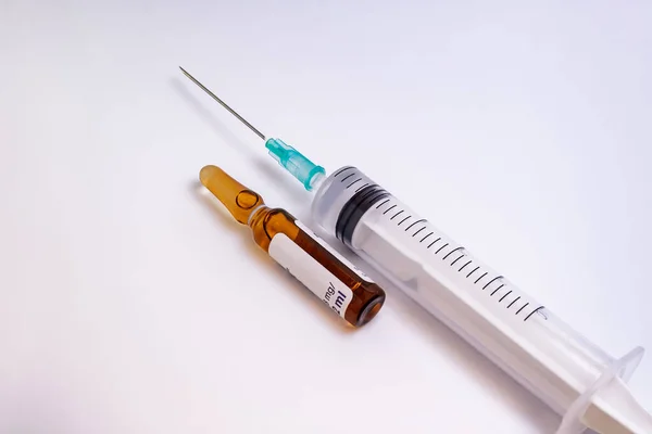 Sprutkanylen Och Injektionsflaska Med Läkemedel Isolerad Vit Bakgrund — Stockfoto