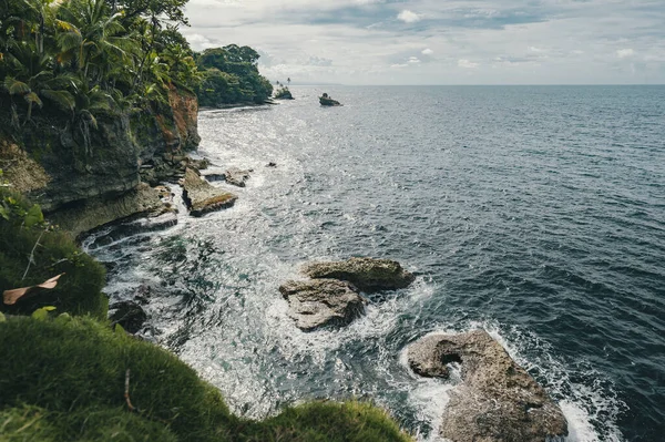 Landscape Foamy Waves Hitting Bay — Foto Stock