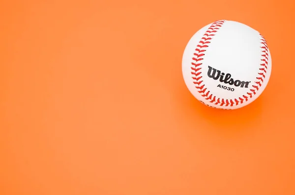 Inverigo Italia Dic 2021 Palla Baseball Isolata Sfondo Carta Arancione — Foto Stock