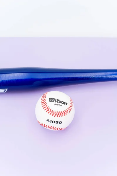 Inverigo Italien Dec 2021 Isolerad Baseball Boll Och Bat Lila — Stockfoto