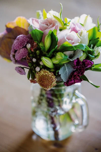 Vertical Shot Blooming Bouquet Glass Cup — ストック写真