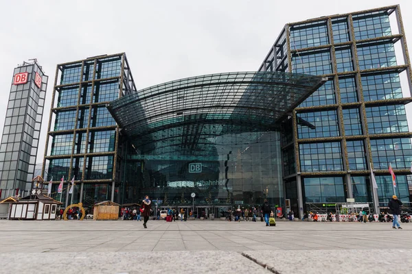 2021年11月27日 柏林总站的主要入口 隔壁是德国铁路的一座大楼 — 图库照片