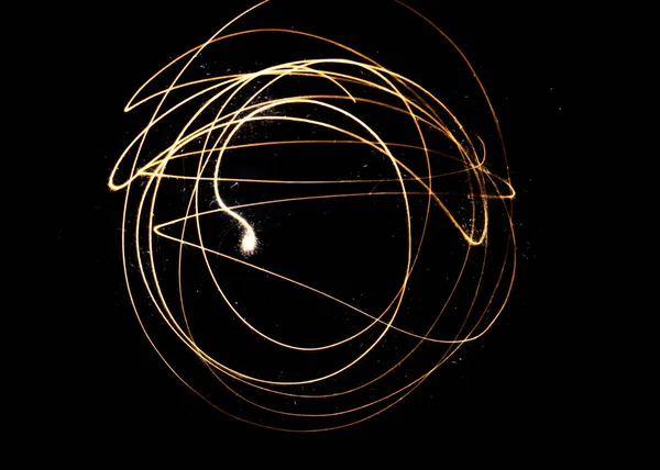 円の形をした長い露出火花 — ストック写真