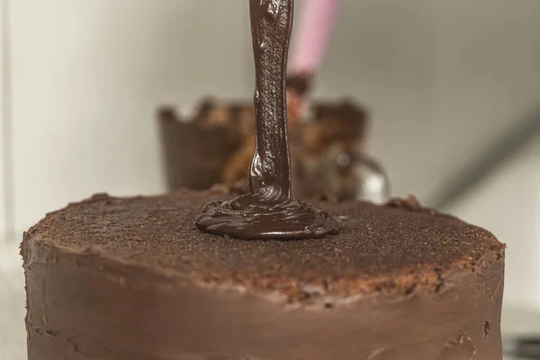Крупним Планом Знімок Крему Шоколаду Падає Вершину Шоколадного Торта — стокове фото