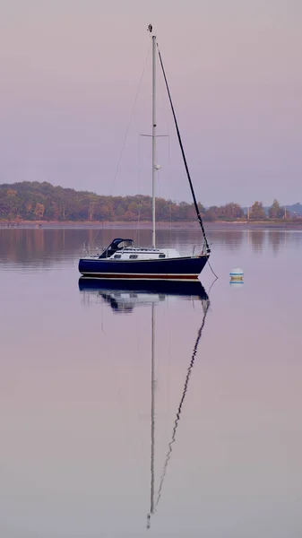 Eine Vertikale Aufnahme Eines Segelbootes Meer Mit Seinem Spiegelbild Wasser — Stockfoto