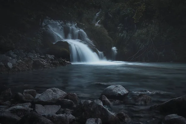 Une Petite Cascade Qui Coule Sur Les Rochers — Photo