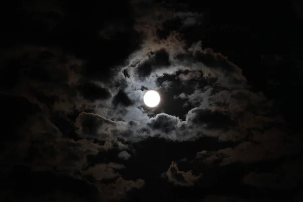 Красивый Вид Полную Луну Облака Темном Ночном Небе — стоковое фото