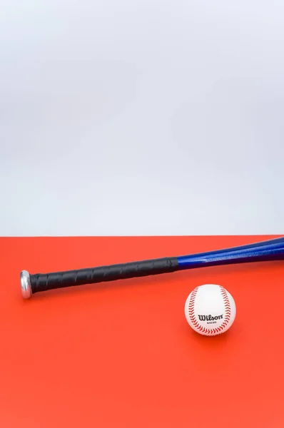 Inverigo Italien Dec 2021 Isolerad Baseball Boll Och Bat Röd — Stockfoto