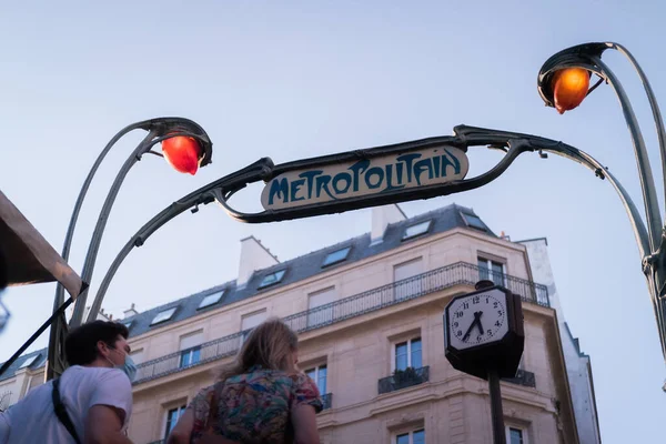 París Francia Junio 2021 Vista Bajo Ángulo Del Letrero Metropolitano — Foto de Stock