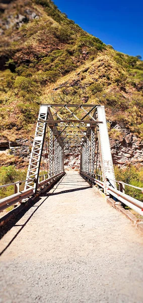 Beautiful Shot Bridge Leading Mountain Sunny Day — Stock Photo, Image