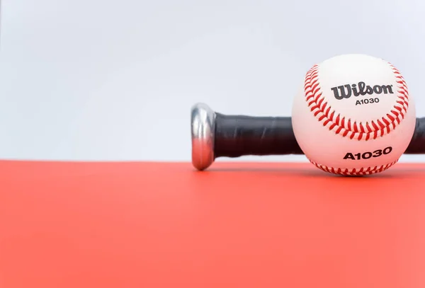 Inverigo Italien Dec 2021 Isolerad Baseball Boll Och Bat Röd — Stockfoto