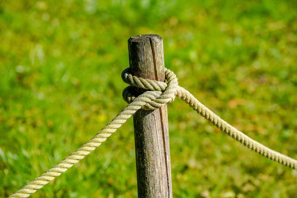 Primer Plano Una Cuerda Atada Vallas Parque Aire Libre —  Fotos de Stock