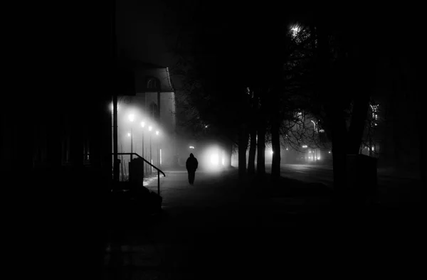 Silhouette Einer Einsamen Person Einer Nebligen Nacht — Stockfoto