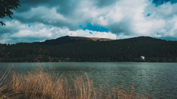 구름낀 아래있는 호수와 아름다운 — 스톡 사진