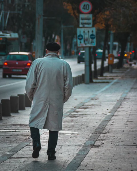 Een Prachtig Uitzicht Een Man Die Straat Loopt Een Koude — Stockfoto