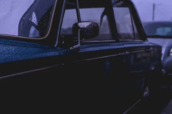Крупный План Старой Синей Советской Машины Покрытой Капельками Дождя — стоковое фото