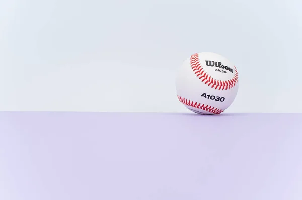 Inverigo Włochy Grudnia 2021 Odizolowana Piłka Baseballowa Liliowym Tle Przestrzenią — Zdjęcie stockowe