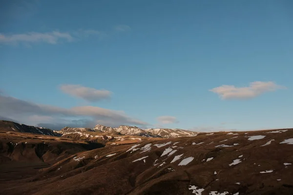 Een Betoverend Uitzicht Prachtige Besneeuwde Bergen — Stockfoto