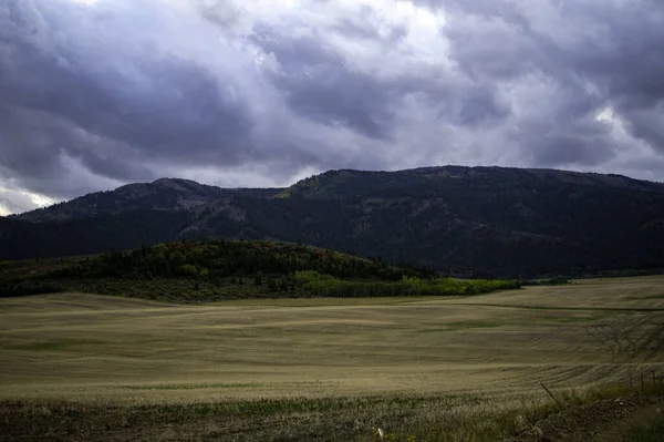 Een Landschap Van Pittoreske Hooglanden Een Bewolkte Dag — Stockfoto