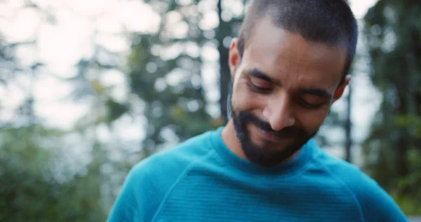 Candid Shot Bearded South Asian Man Bowed Head Smile — Stock fotografie