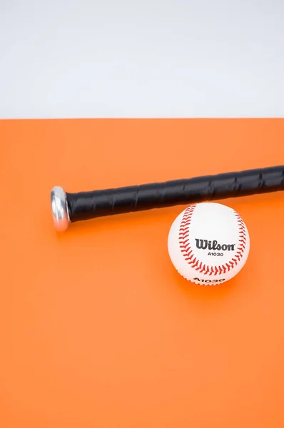 Inverigo Italien Dec 2021 Isolerad Baseball Boll Och Bat Orange — Stockfoto