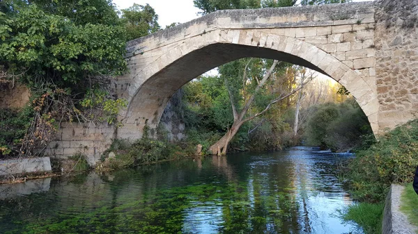 Schöne Aussicht Auf Eine Römische Brücke Über Den Fluss Escabas — Stockfoto