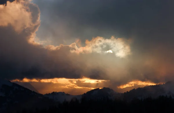 Красивый Закат Над Заснеженными Холмами — стоковое фото