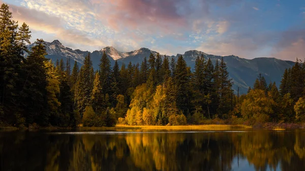 Landscape Lake Surrounded Greenery Rocky Hills Sunrise Jasper National Park — Stock fotografie