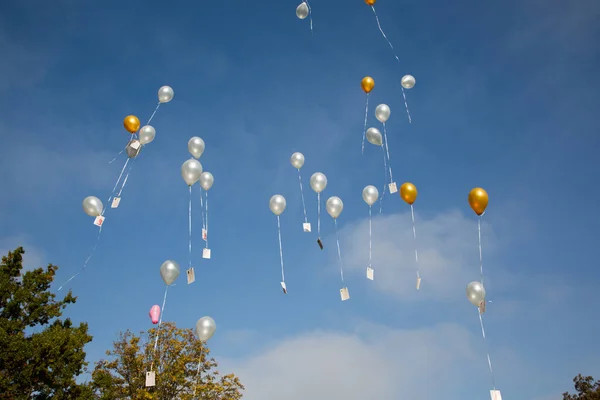 Low Angle Shot White Golden Balloons Air Summer — 图库照片