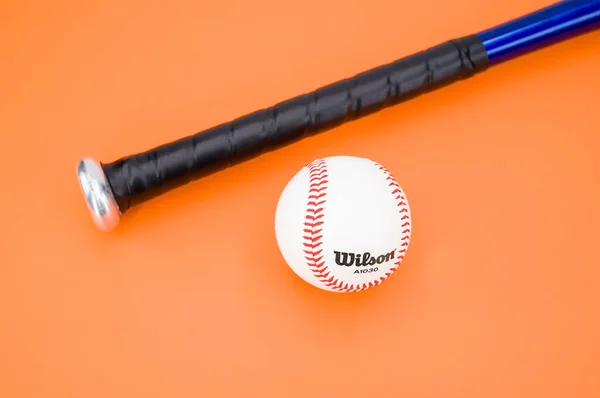 Inverigo Italien Dec 2021 Isolerad Baseball Boll Och Bat Orange — Stockfoto