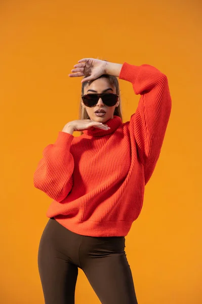Ein Attraktives Schlankes Model Trendigen Outfit Und Schwarzer Sonnenbrille Posiert — Stockfoto