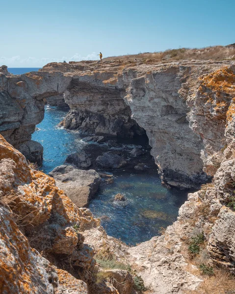 Grote Kliffen Het Heldere Wateroppervlak Tegen Een Blauwe Lucht Een — Stockfoto
