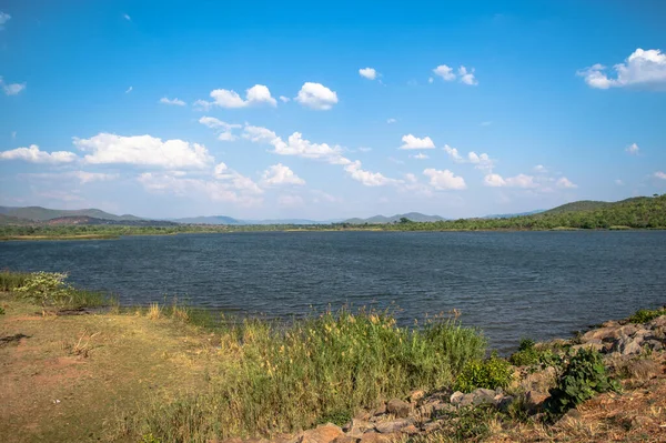 Scenic View Lake Surrounded Green Vegetation Blue Sky Background — Fotografia de Stock
