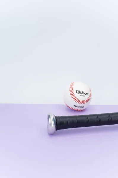 Inverigo Italien Dec 2021 Isolerad Baseball Boll Och Bat Lila — Stockfoto