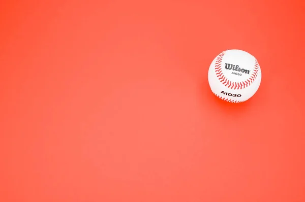 Inverigo Itálie Prosince 2021 Izolovaný Baseballový Míček Červeném Pozadí Textovým — Stock fotografie