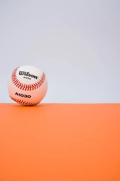 Inverigo Itálie 2021 Izolovaný Baseballový Míček Oranžovém Papíře Pozadí Textovým — Stock fotografie