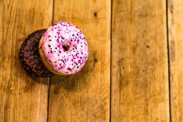 Donuts Coloridos Com Polvilhados Uma Mesa Madeira — Fotografia de Stock