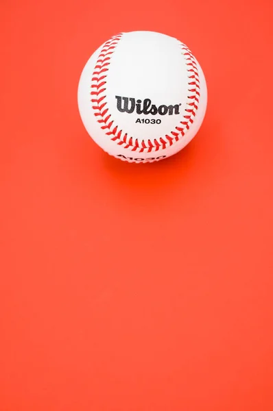 Inverigo Włochy Grudnia 2021 Odizolowana Piłka Baseballowa Czerwonym Tle Przestrzenią — Zdjęcie stockowe